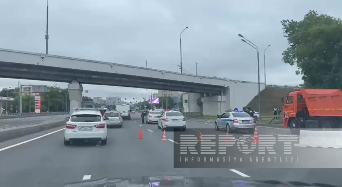 В Москве усилены меры безопасности, по улицам передвигаются колонны военных машин