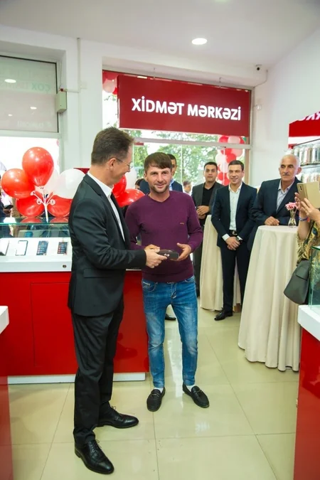 “Bakcell”in Zaqataladakı yeni Satış və Xidmət Mərkəzinə gələn ilk 50 abunəçi hədiyyə qazanıb