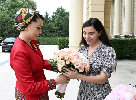 Leyla Əliyeva Türkmənistan Xalq Məsləhəti sədrinin qızı Oquldjaxan Atabayeva ilə görüşüb