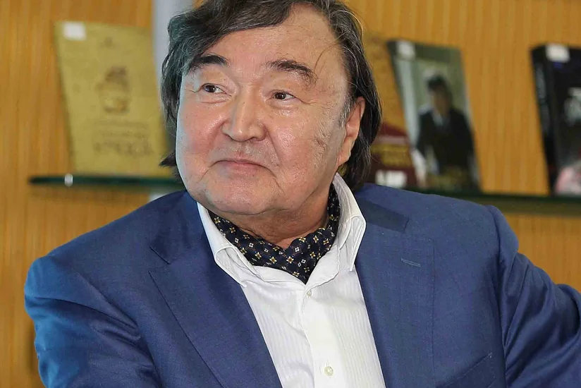 Олжас Сулейменов награжден Почетным дипломом президента Азербайджанской Республики