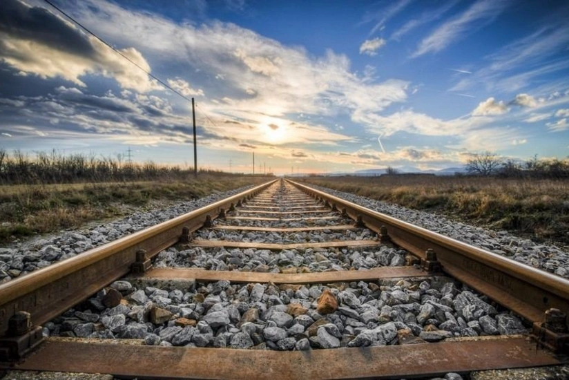 Bakıda dəmir yolunun qadağan olunmuş yerindən keçən qadını qatar vurub