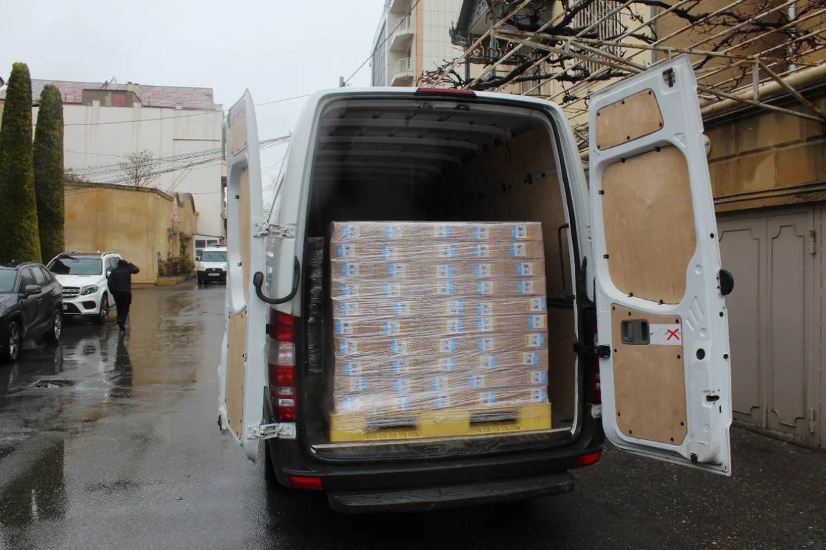 UABD nümayəndələri Ukrayna ordusuna 1000 qutu dərman ləvazimatları verib