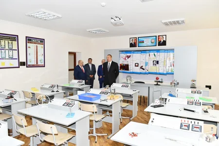 Prezident İlham Əliyev Bakıda 212 saylı məktəbdə yaradılan şəraitlə tanış olub