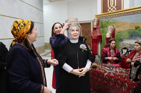 Mehriban Əliyeva Türkmənbaşı şəhərində təsviri və dekorativ sənət əsərlərindən ibarət sərgilərlə tanış olub