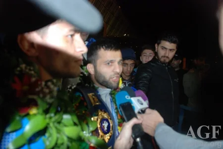 Dünya çempionatında 4-cü yeri tutan yunan-Roma güləşçiləri vətənə dönüb