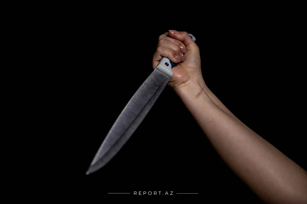 Bakıda kafedə qadın kişini bıçaqlayıb