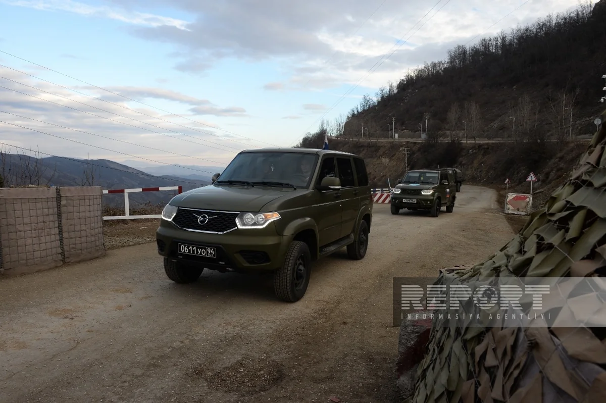 Еще четыре автомобиля российских миротворцев проехали по дороге Ханкенди-Лачын