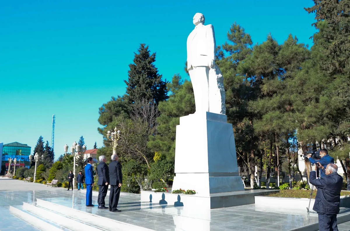 Nəqliyyat naziri Cəlilabadda vətəndaşların şikayətlərini dinləyib