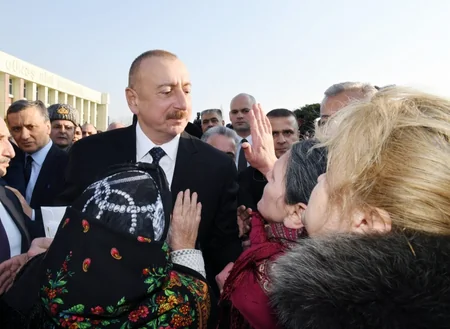 Prezident Ağsuda zəlzələnin nəticələrinin aradan qaldırılması ilə bağlı görülən işlərlə yerində tanış olub
