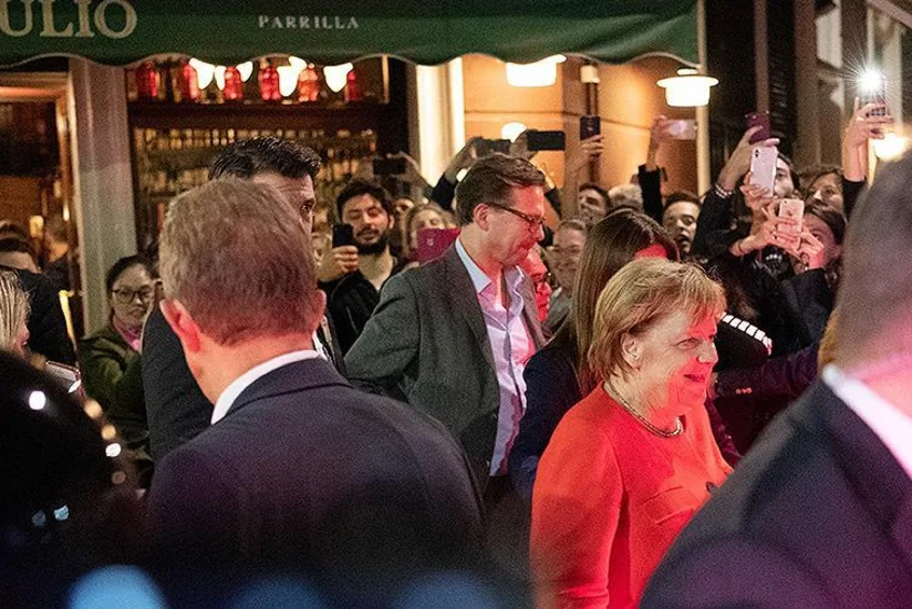 Merkel Buenos-Ayresdə yerli sakinlərlə şam edib - VİDEO