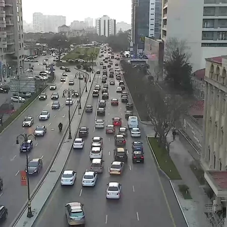 Bakıda nəqliyyatın sıxlığı müşahidə edən yolları açıqlanıb