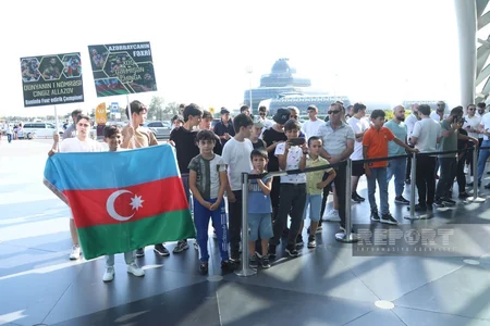 Son döyüşündə ermənini məğlub edən Çingiz Əlləzov Bakıya gəlib