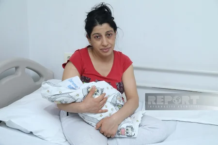 Dördgünlük körpəsi ilə zəlzələ bölgəsindən gələn qadın: Güclə canımızı qurtardıq
