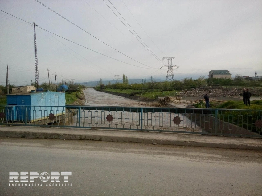 Neftçalada maşın su kanalına düşüb, biri uşaq olmaqla 3 nəfər xəsarət alıb
