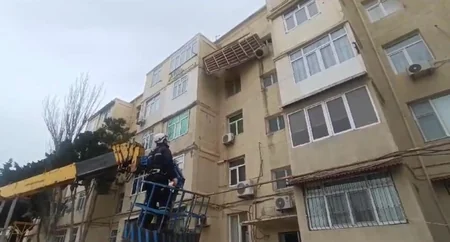 Güclü külək Bakıda yaşayış binasının damını uçurub