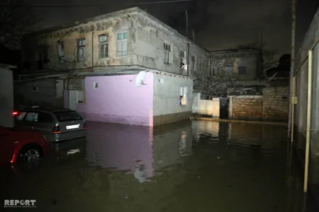 Bakıda borunun partlaması nəticəsində 30-a yaxın ev su altında qalıb, sakinlər təxliyyə ediliblər - VİDEO - YENİLƏNİB