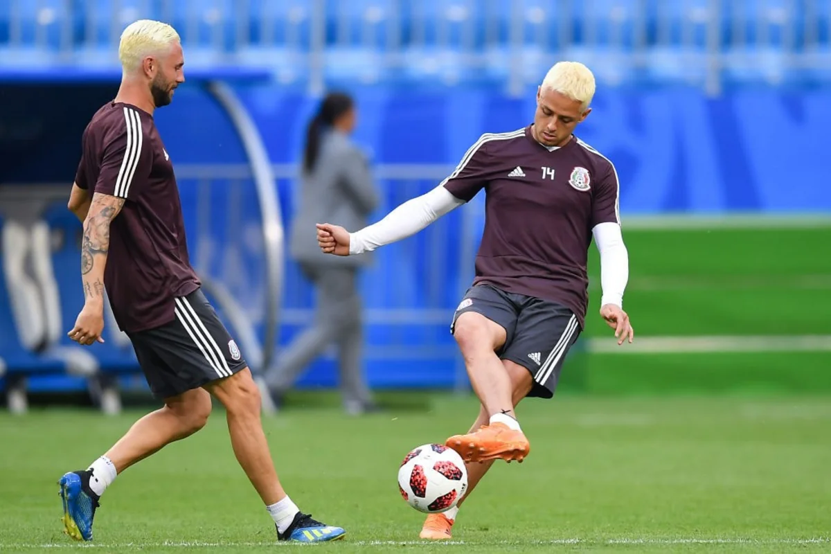 DÇ-2018: Meksika yığmasının futbolçuları Braziliya ilə oyundan əvvəl saçlarını boyayıblar