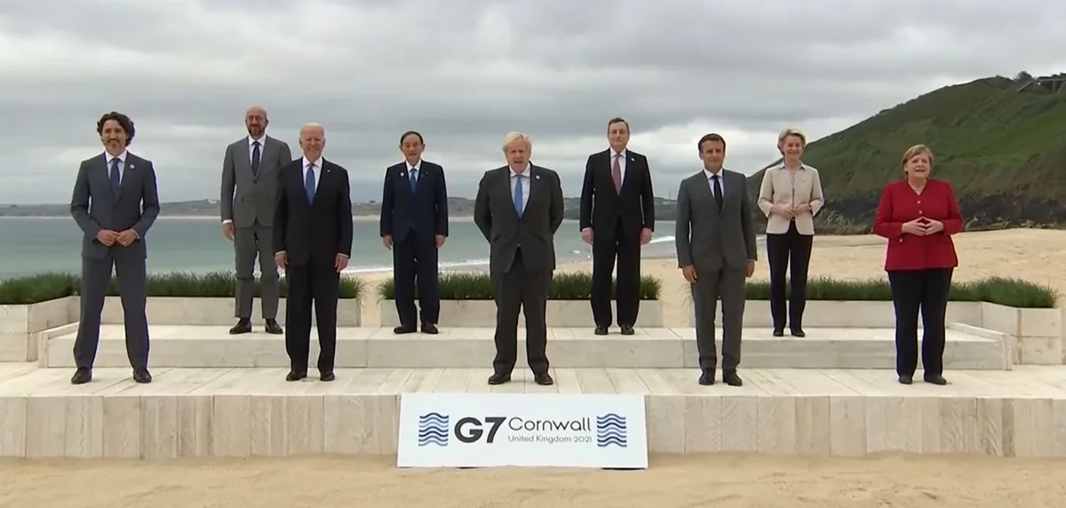 “Böyük yeddilik” liderləri sammitdən əvvəl xatirə şəkilləri çəkdiriblər