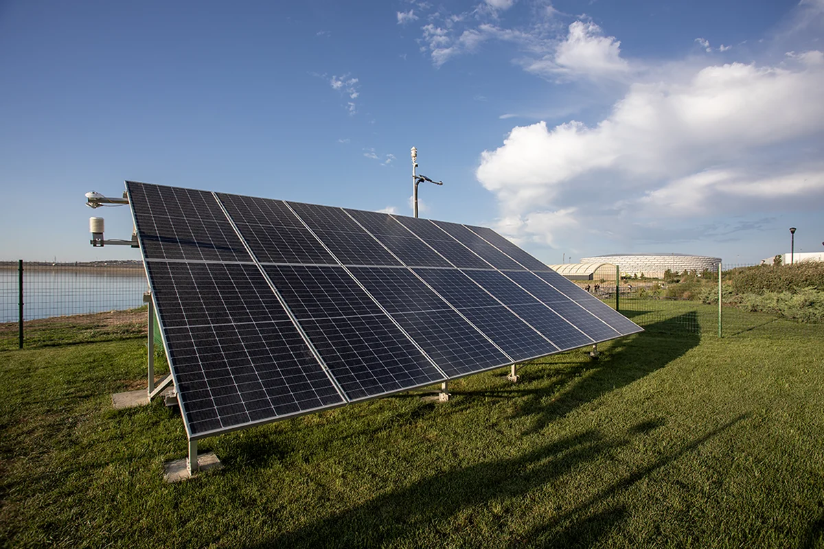 Bakıda Böyükşor gölü üzərində pilot günəş enerjisi qurğusu istismara verilib