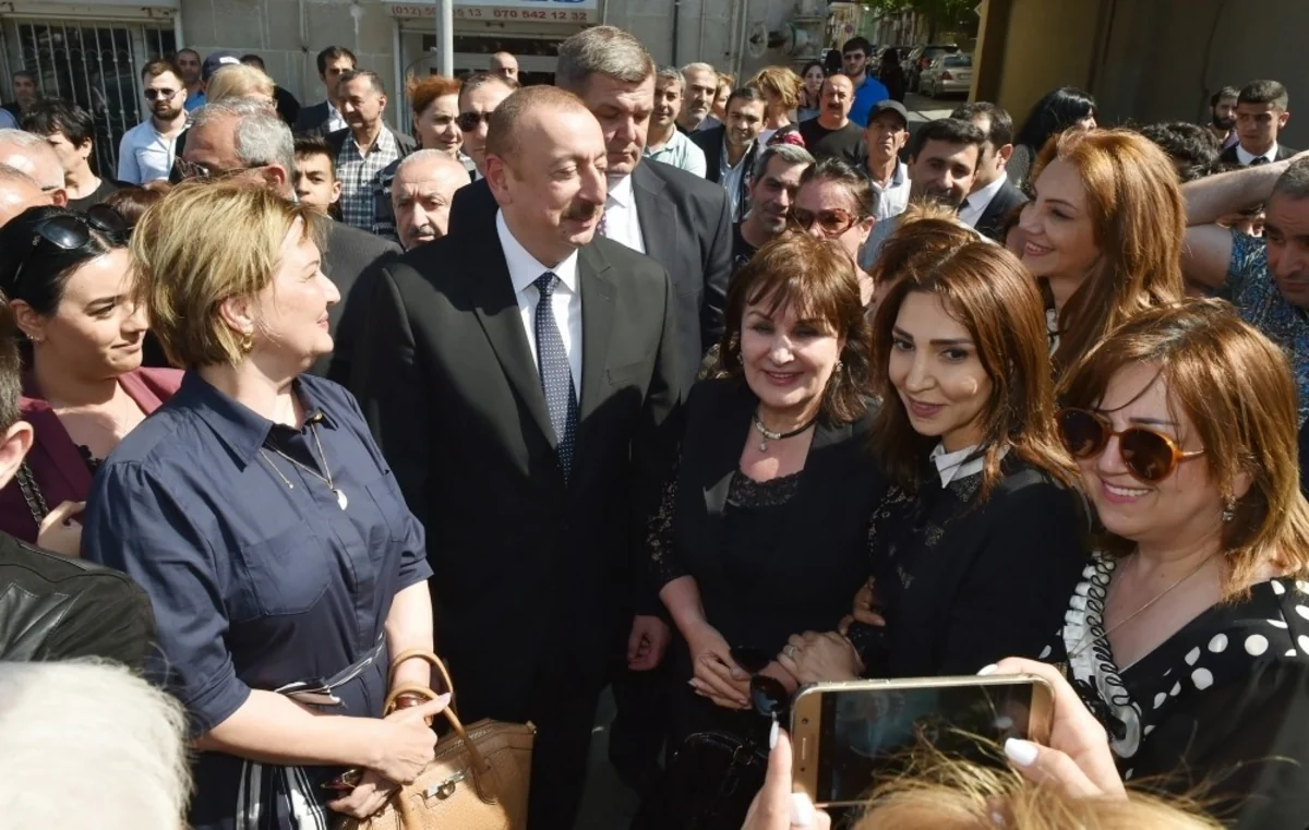 Prezident və birinci xanım “Sovetski”də vətəndaşların problemləri ilə tanış olublar - FOTO