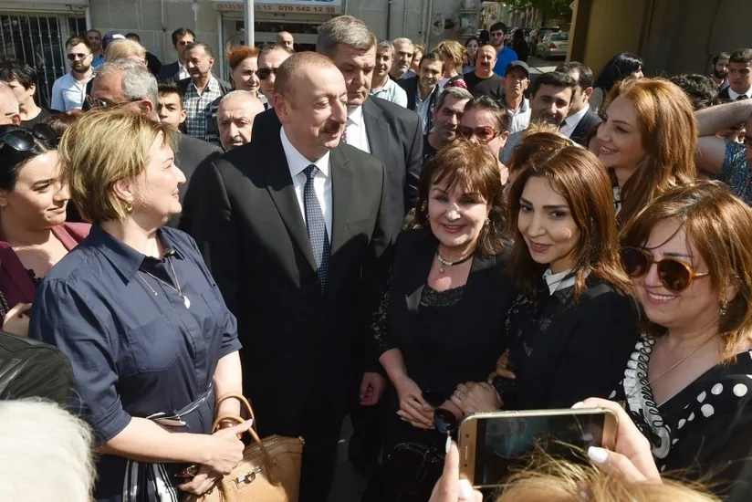 Prezident və birinci xanım “Sovetski”də vətəndaşların problemləri ilə tanış olublar - FOTO