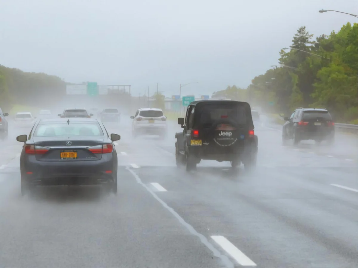 Ukraynada 100-dən çox yaşayış məntəqəsi işıqsız qalıb