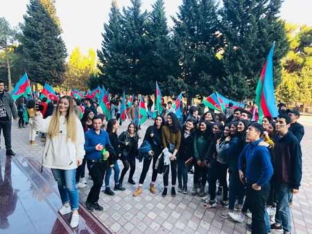 BDU-nun tələbələri Üç rəngin kölgəsində! adlı fləşmob keçiriblər