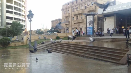 Metronun “Nizami” stansiyasının qarşısını su basıb - FOTO