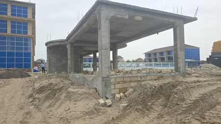 Dəniz kənarında inşa edilən qanunsuz tikili sökülüb