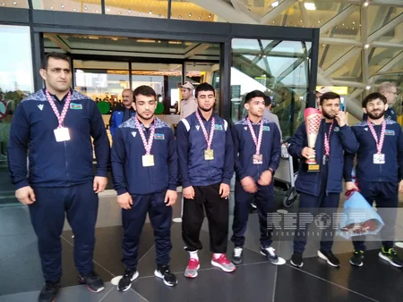Avropa çempionatında 6 medal qazanan yunan-Roma güləşçiləri Vətənə qayıdıblar