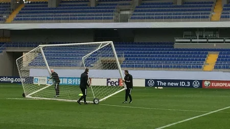 Ryan Giggs carries door during training at Bakcell Arena
