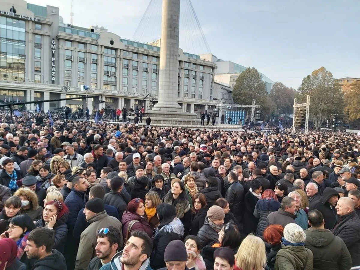 Gürcüstanın hakim partiyası Tbilisinin mərkəzində kütləvi mitinq keçirir