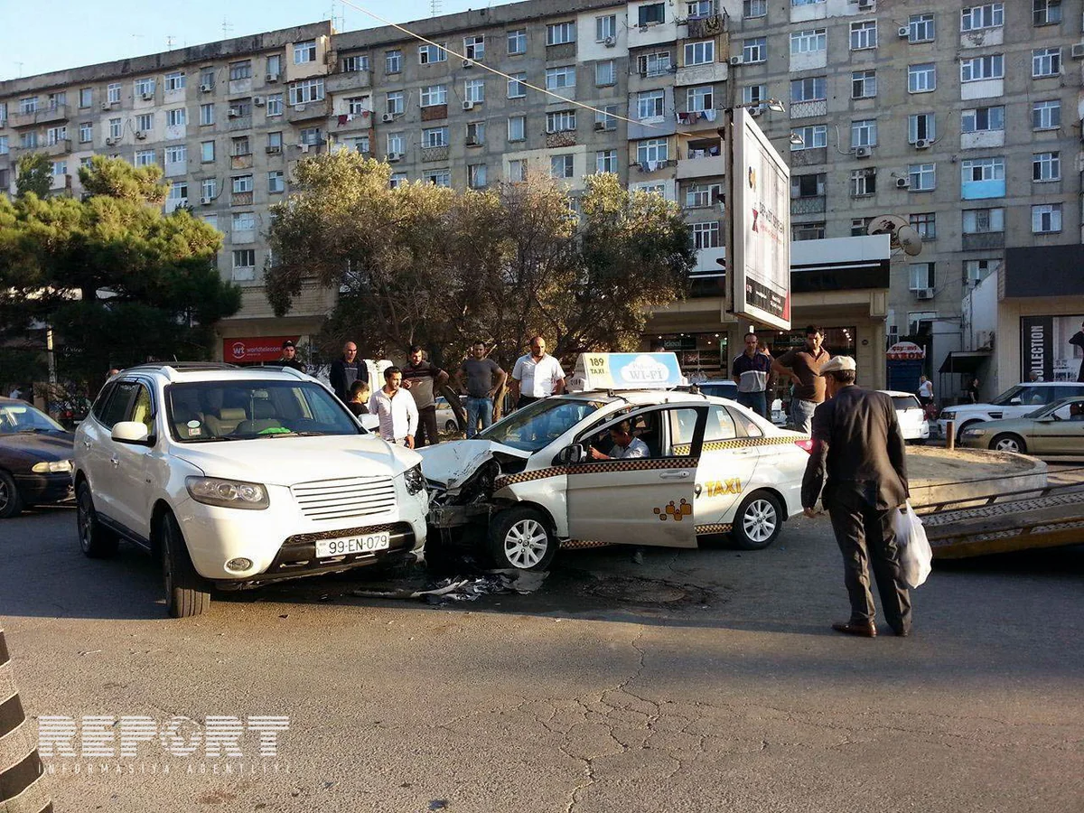 Bakıda taksi xidmətinə məxsus avtomobil qəza törədib - FOTO