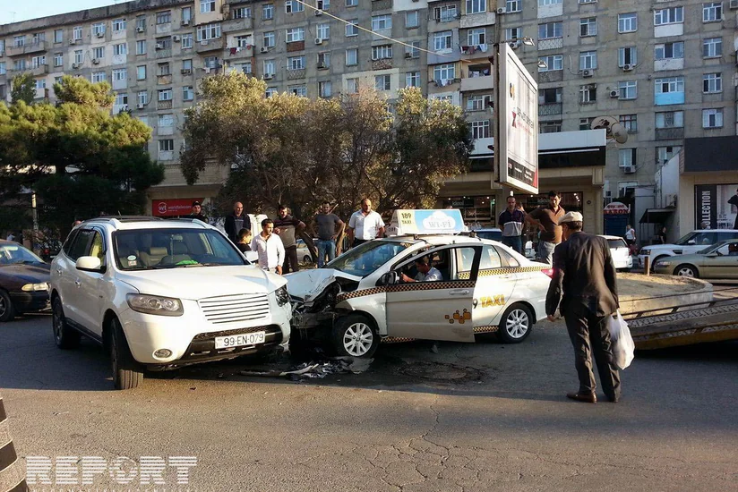 В Баку автомобиль службы такси совершил аварию - ФОТО