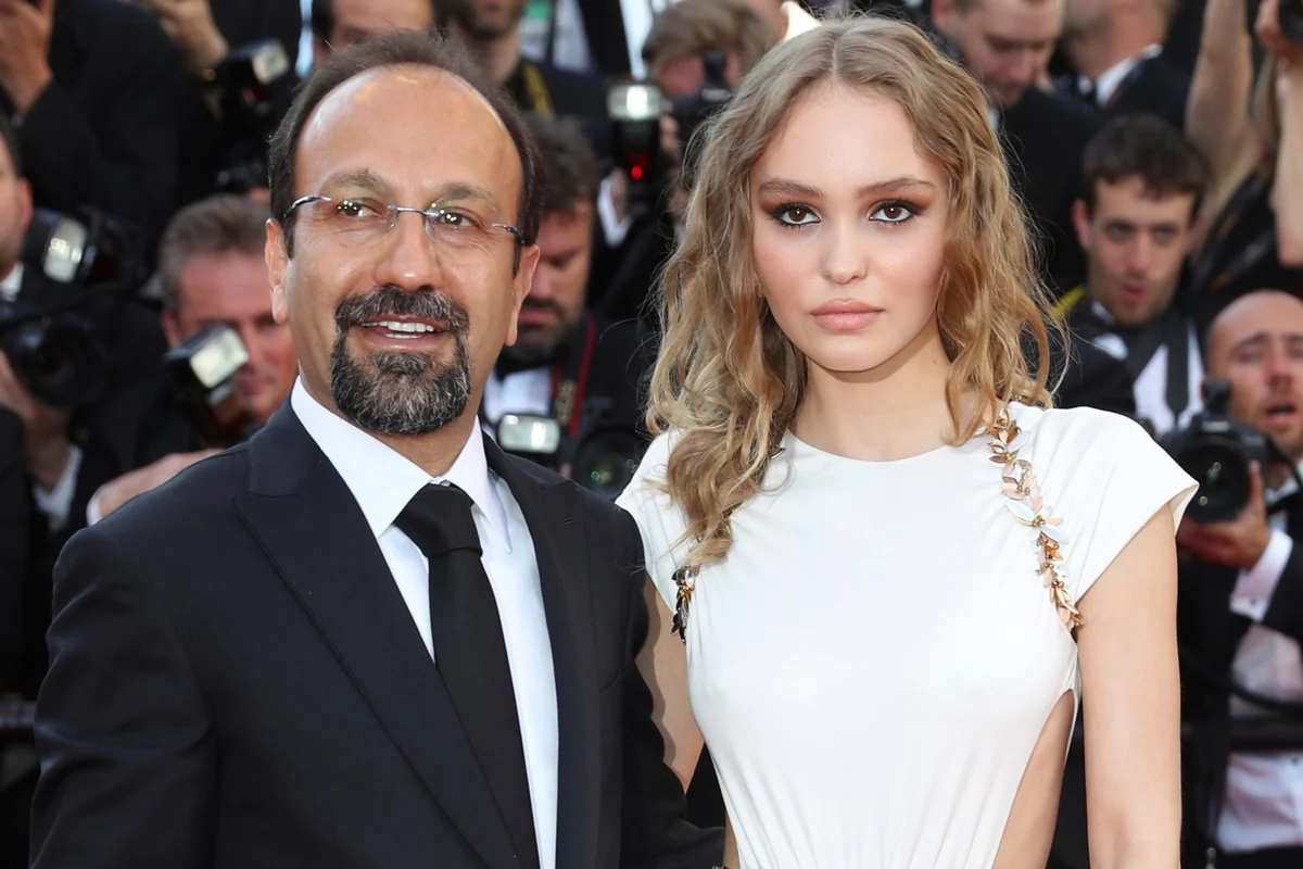 Iranian film director Asghar Farhadi finally accepts Oscar