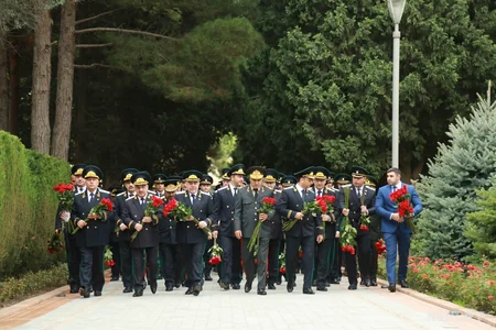 Prokurorluq işçiləri Fəxri və Şəhidlər xiyabanlarını ziyarət ediblər - FOTO
