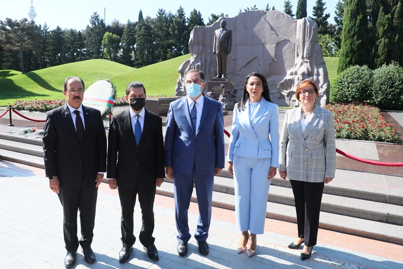 Azərbaycan və Türkiyənin ombudsmanları Fəxri və Şəhidlər xiyabanlarını ziyarət ediblər