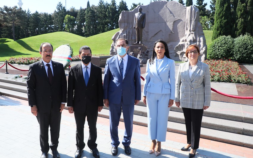 Azərbaycan və Türkiyənin ombudsmanları Fəxri və Şəhidlər xiyabanlarını ziyarət ediblər