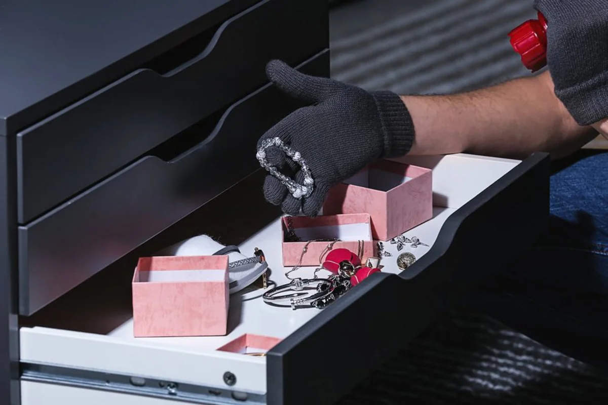 Bakıda evdən 9500 manatlıq qızıl-zinət əşyaları oğurlanıb