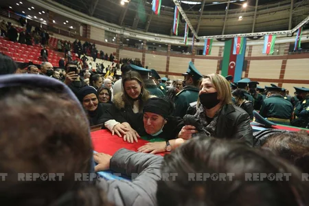 Azərbaycan Qaraheybət şəhidləri ilə vidalaşır - FOTOREPORTAJ