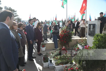 Azərbaycanın Rus İcması Zəfər Günü ilə bağlı İkinci Şəhidlər xiyabanını ziyarət edib