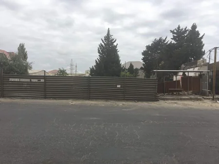 Bakıda ətrafı hasarlanmış avtobus dayanacağı aşkar edilib