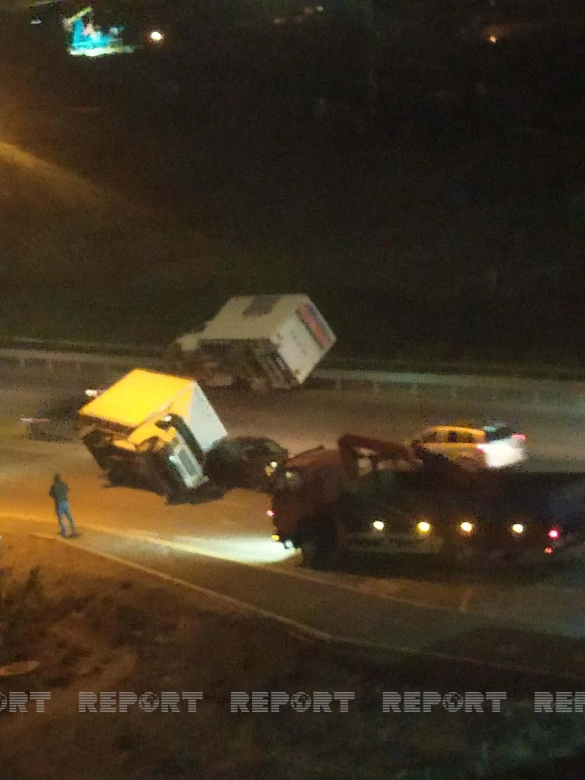 Güclü külək Bakıda 4 avtomobili aşırıb