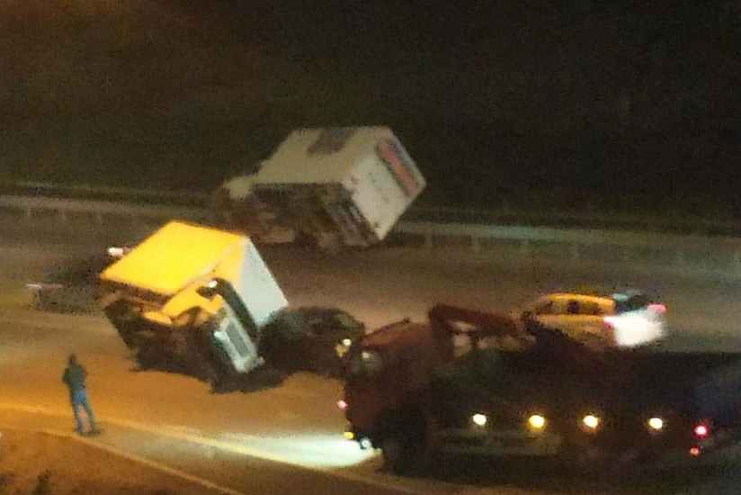 Güclü külək Bakıda 4 avtomobili aşırıb