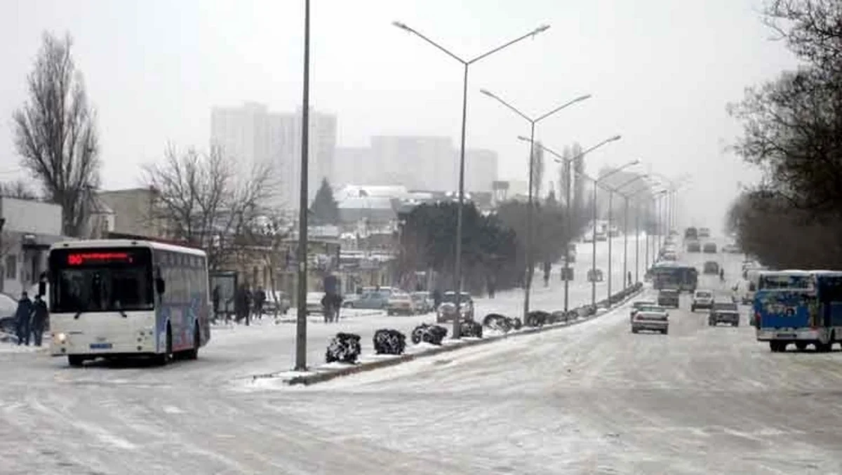 Güclü qar və çovğun Bakıda nəqliyyatın işinə təsir etməyib