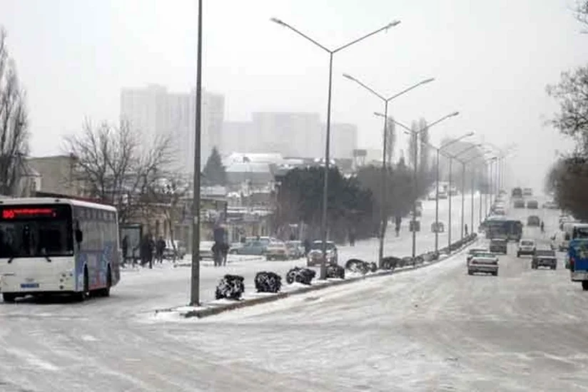 Снег не повлиял на движение транспорта в Баку