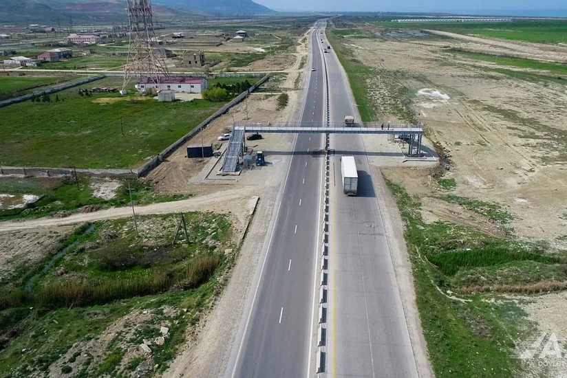 Bakı-Quba yolunda yeni yerüstü piyada keçidinin inşası yekunlaşmaq üzrədir