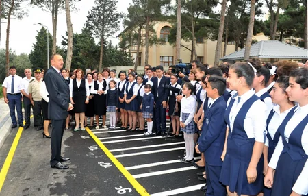 ​Prezident İlham Əliyev 148 nömrəli tam orta məktəbdə yenidənqurma işlərindən sonra yaradılan şəraitlə tanış olub
