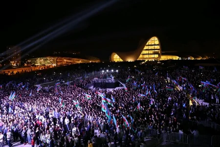 Heydər Əliyev Mərkəzinin parkında Müstəqillik Günü münasibətilə konsert olub