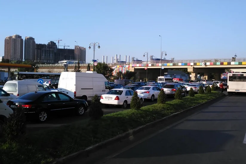 В Баку в нескольких направлениях наблюдается плотное движение автомобилей